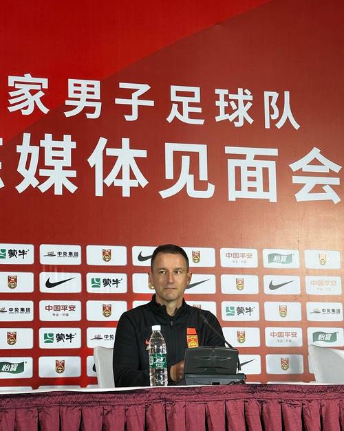 国足主教练是谁？带你了解新任主教练的背景和执教理念