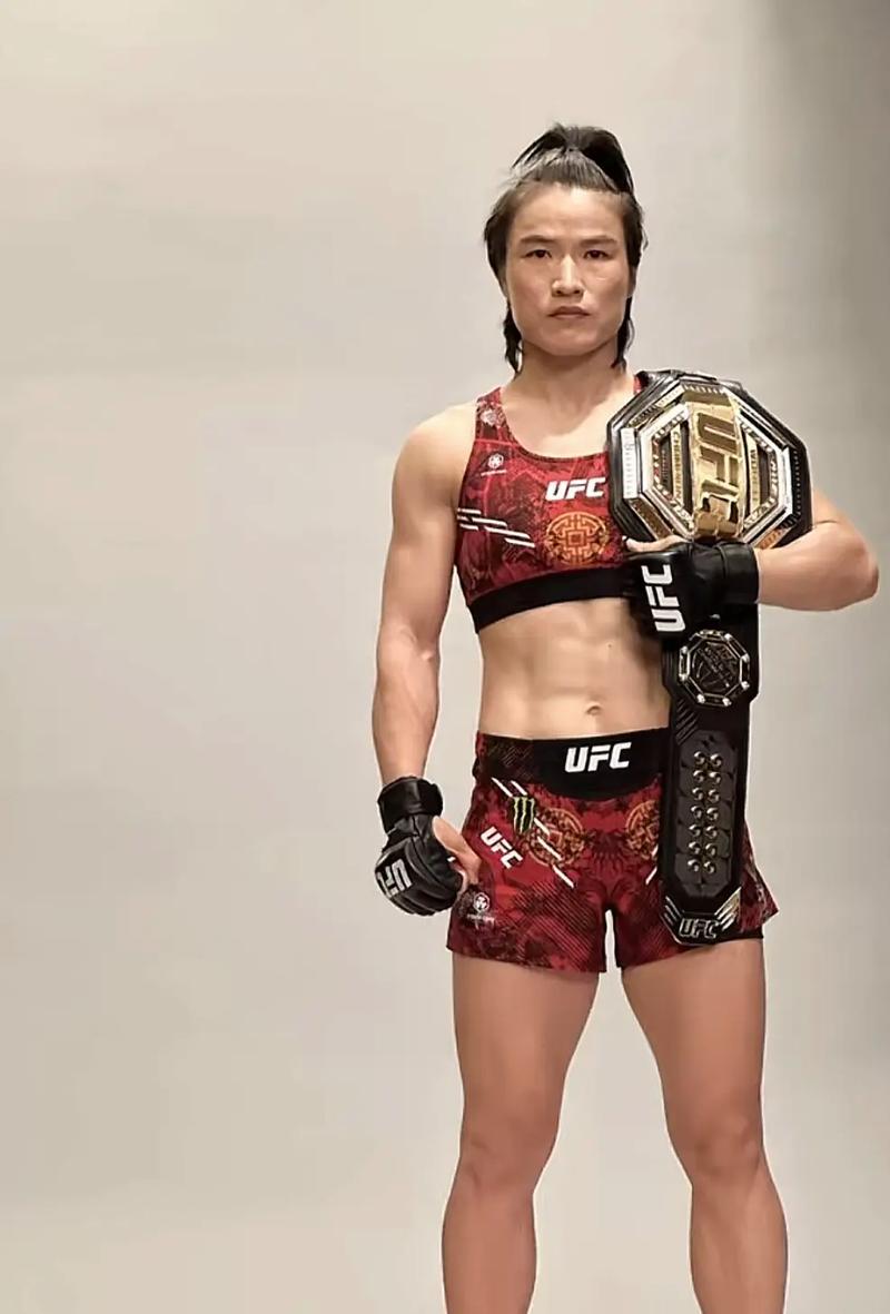 UFC冠军张伟丽有多厉害？她的实力到底有多恐怖？