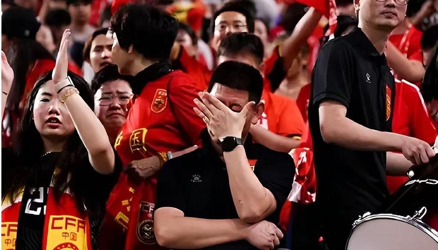 国足比赛输成这样，脸都不要了？球迷怒吼：解散吧！