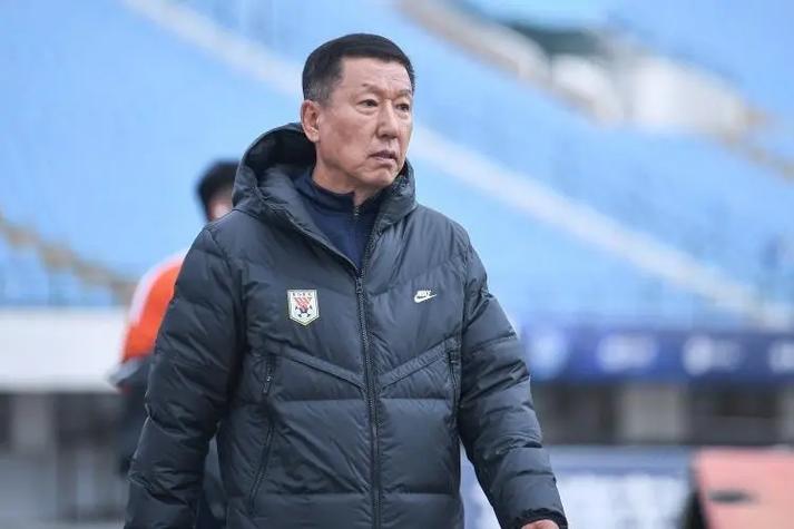 国足主教练是谁？带你了解新任主教练的背景和执教理念