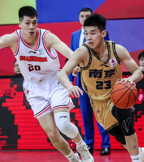 CBA焦点战：广东男篮不敌首钢，球迷热议不断