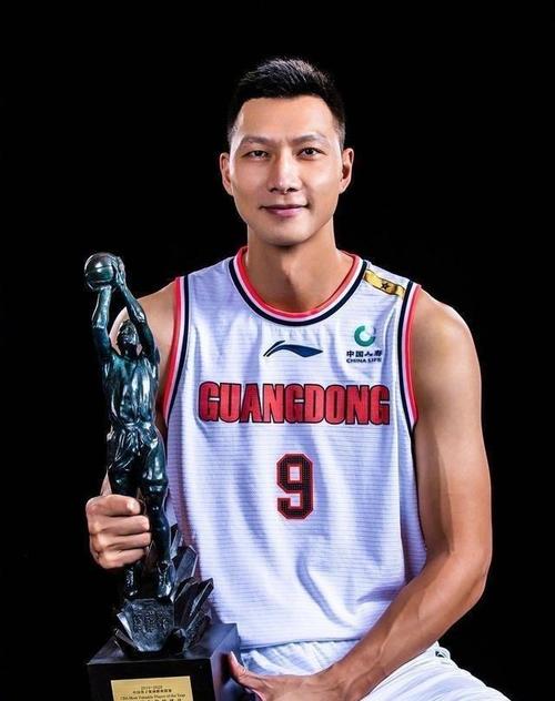 易建联一年赚多少？揭秘他CBA和NBA的收入！