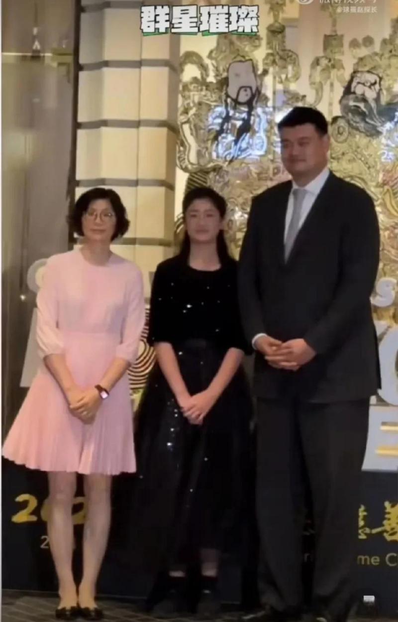 身高差距巨大，叶莉如何承受姚明的体重和压力？