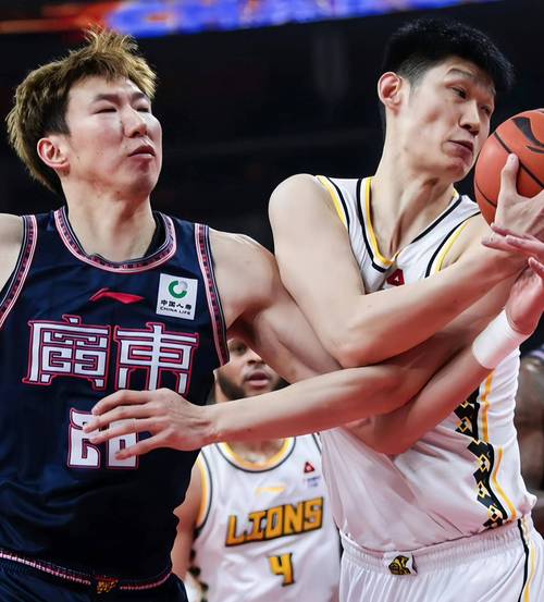 CBA焦点战：广东男篮不敌首钢，球迷热议不断