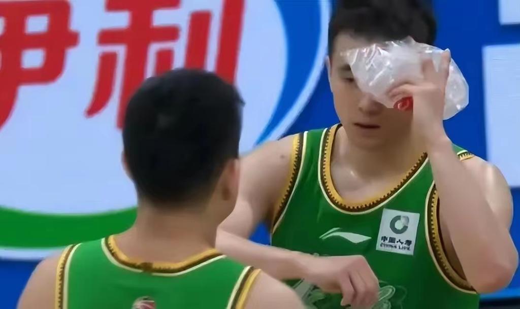 郭昊文受伤了吗？伤情如何？球迷都在问！