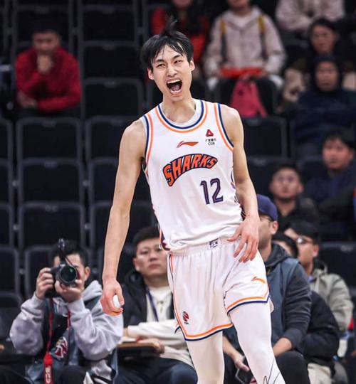 郭昊文腰伤情况如何？他还能上场比赛吗？