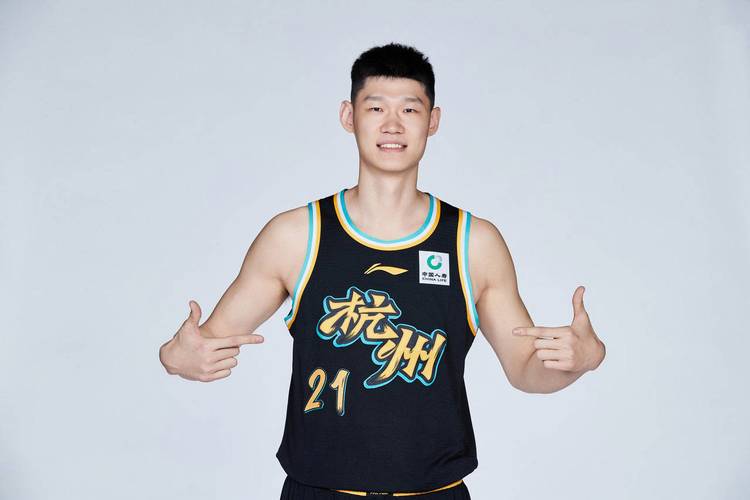 胡金秋身高之谜揭晓，球场上的他到底有多高？