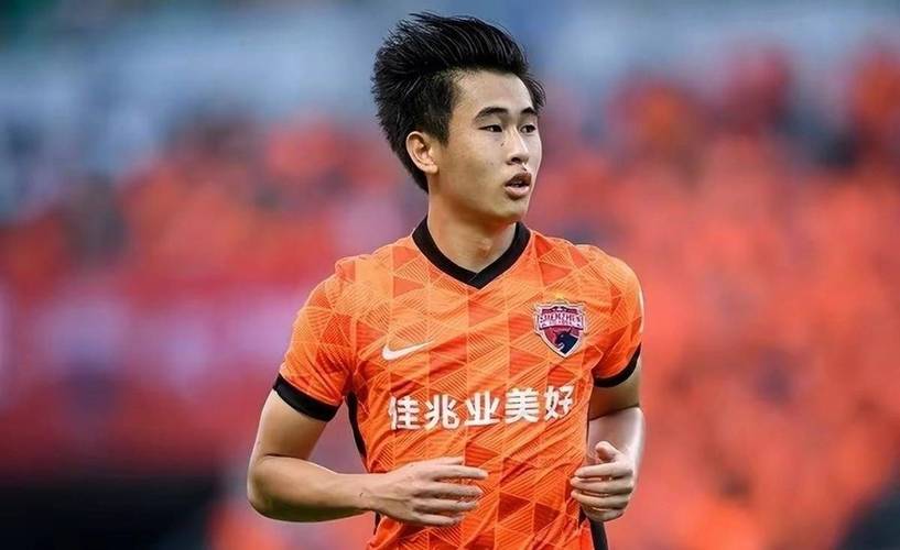 想知道戴伟浚踢什么位置？这篇文章给你讲明白！