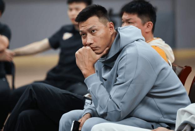 杜锋敢训易建联吗？这事儿在球迷圈里炸锅了！