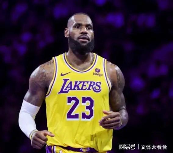 揭秘勒布朗詹姆斯身高：多年来身高变化有多大？