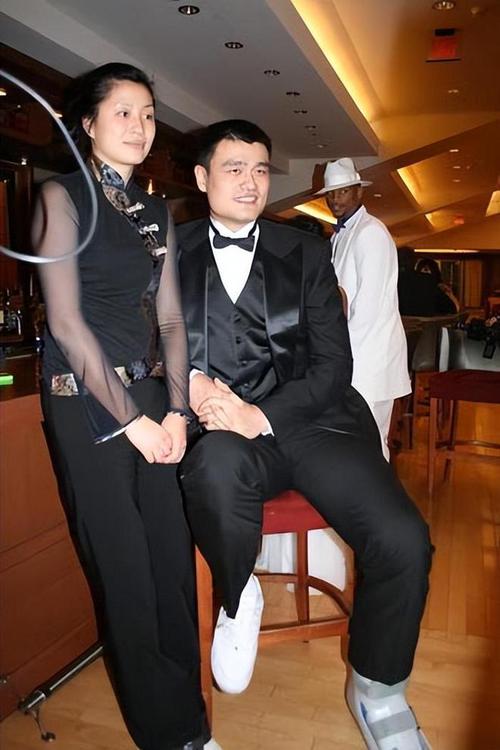 姚明女儿身高多少？照片对比妈妈叶莉，这身高差距一目了然！