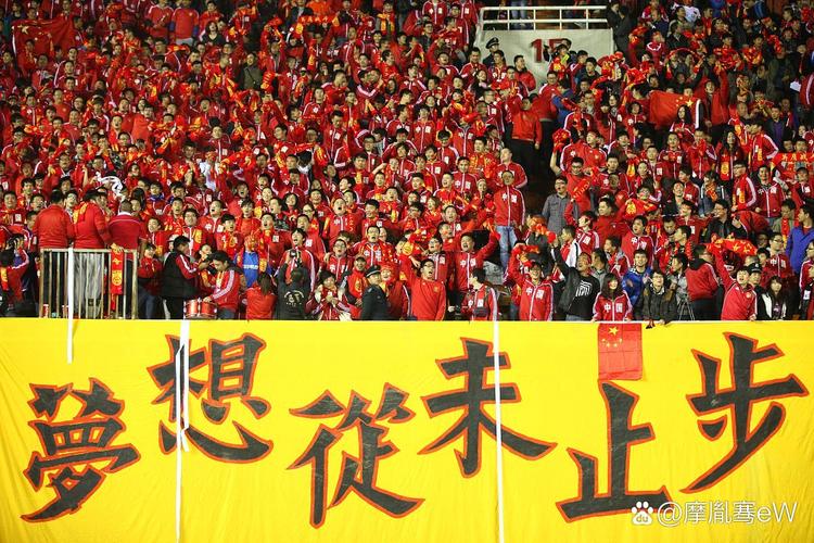 屡战屡败的国足，背后到底是谁在挥金如土？