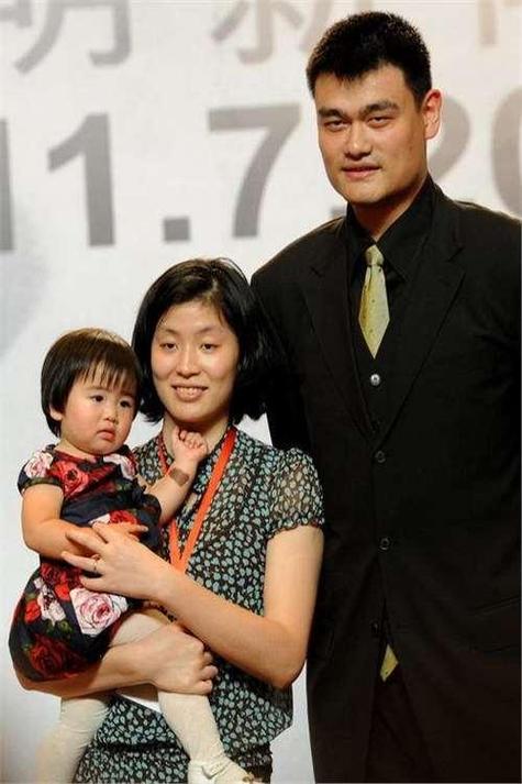 姚明女儿身高多少？照片对比妈妈叶莉，这身高差距一目了然！