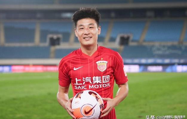 武磊：国足历史最强前锋？球迷热议不断！