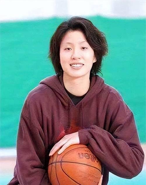 姚明女儿身高多少？照片对比妈妈叶莉，这身高差距一目了然！