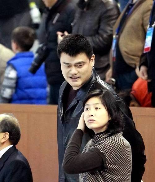 姚明女儿身高多少？照片对比妈妈叶莉，这身高差距一目了然！