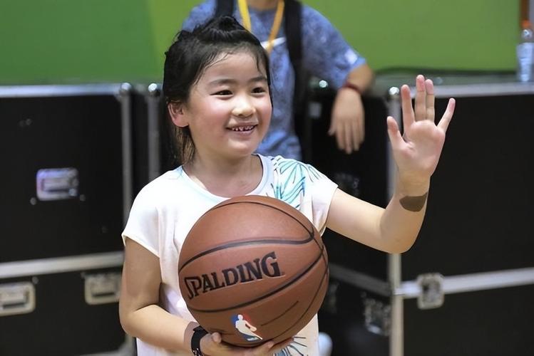 姚沁蕾11岁多高？姚明女儿身高惊人近1米8