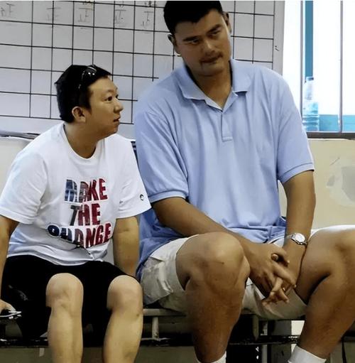 姚明多高？2米26是真实身高吗？网友热议不断