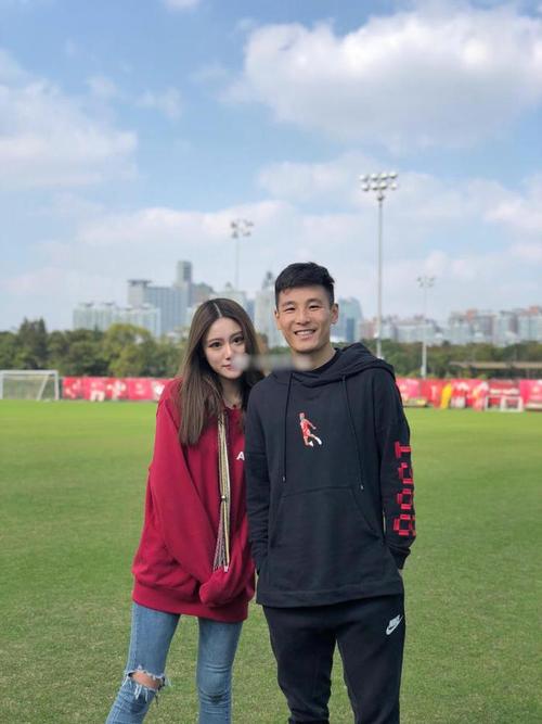 武磊结婚了吗？看看国足队长背后的幸福家庭