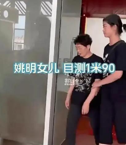 姚明女儿身高多少？照片对比妈妈叶莉，这身高差距一目了然！