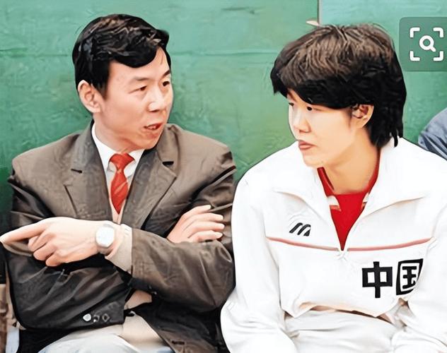 郎平几任丈夫引关注：传奇排球生涯背后的爱情故事