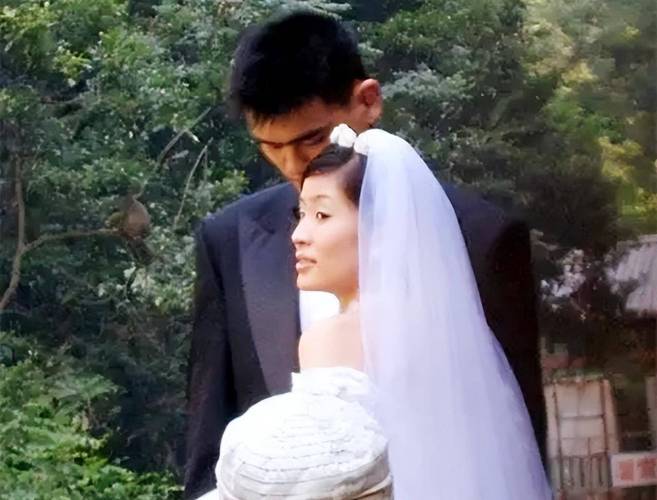 姚明女儿身高多少？照片对比妈妈叶莉，这身高差距一目了然！