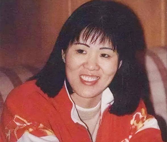 郎平几任丈夫引关注：传奇排球生涯背后的爱情故事