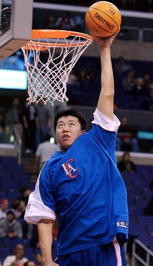 王治郅是什么军衔？退役后他担任了什么职务？