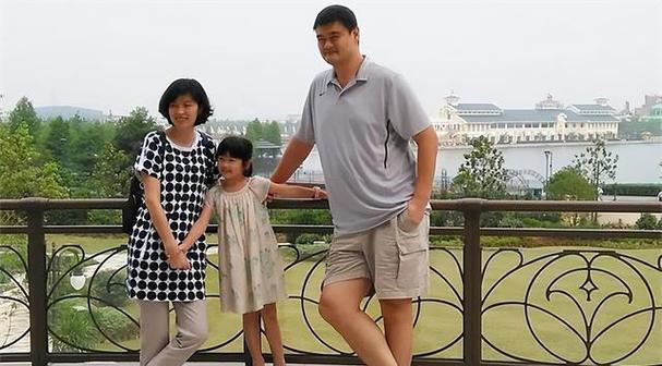 姚明女儿身高多少？照片对比妈妈叶莉，这身高差距一目了然！