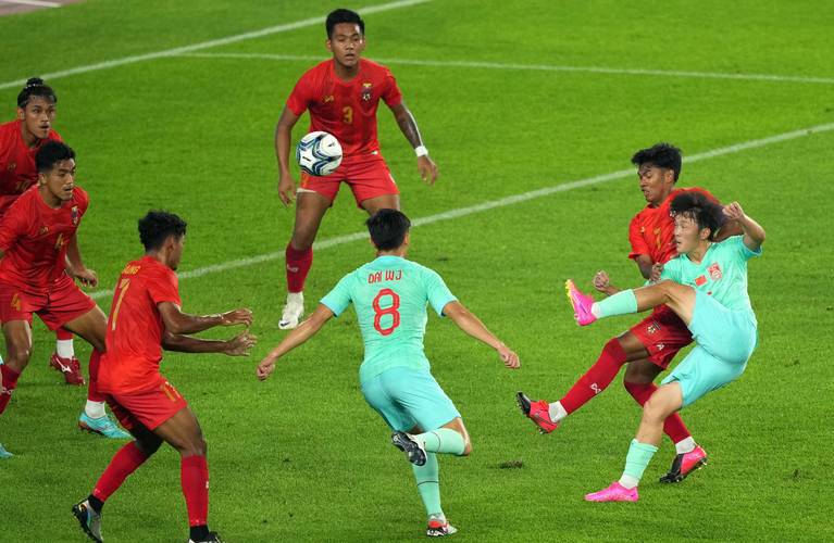 国足对阵缅甸:4比0的胜利背后,我们看到了什么?