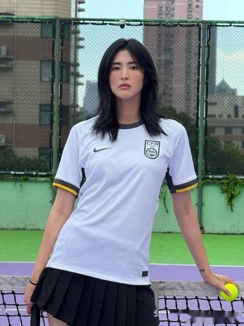 中国女足赵丽娜不戴头盔？时尚写真照引热议
