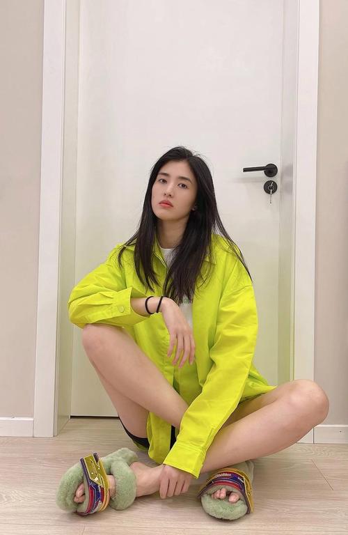 中国女足赵丽娜不戴头盔？时尚写真照引热议