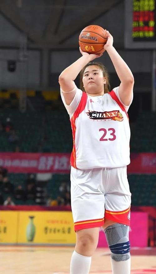 2米中锋对决：刘禹彤和李月汝谁更高，实力如何？