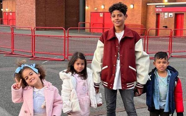 C罗的5个孩子都是谁？儿子和女儿分别有多少个？