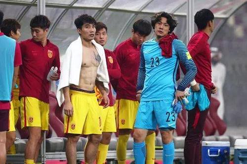 国足为什么被叫白斩鸡？球员身材引发的吐槽！