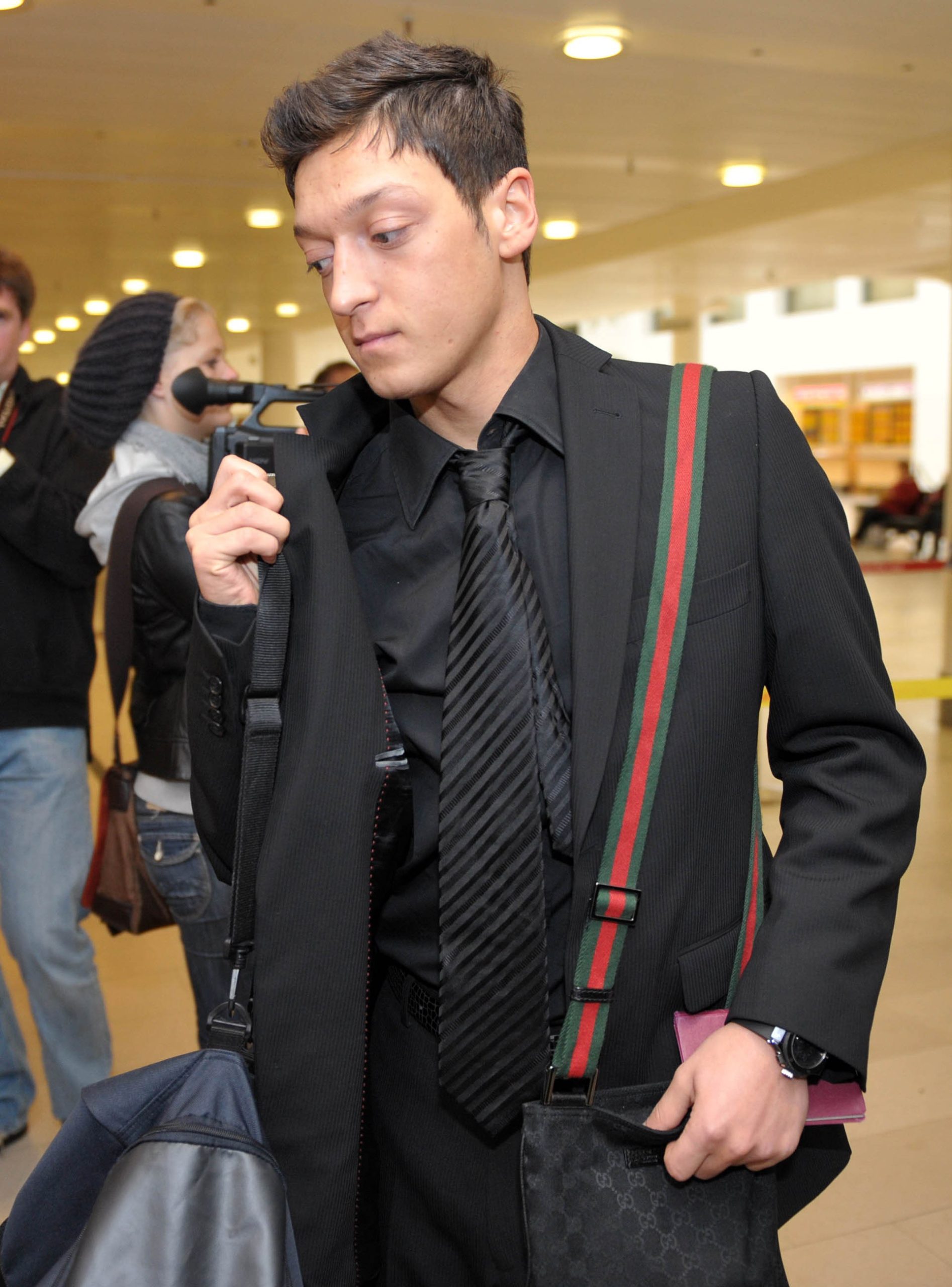 厄齐尔现在怎么样了？退役后的生活近况大揭秘