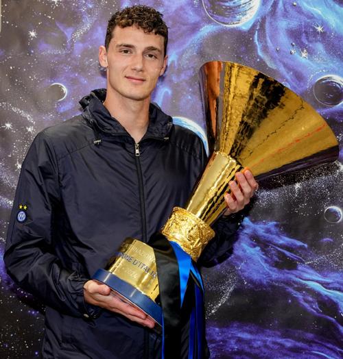 足球明星帕瓦尔现在效力哪个俱乐部？最新动态都在这里！