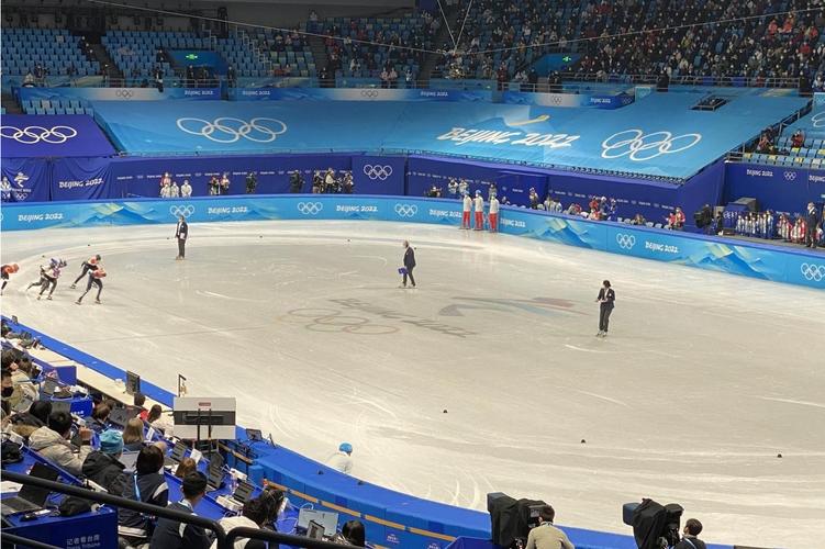短道速滑比赛场地一圈长度是多少米？