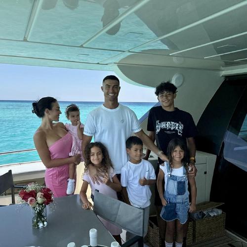 细数C罗的家庭成员：几个孩子几个老婆？