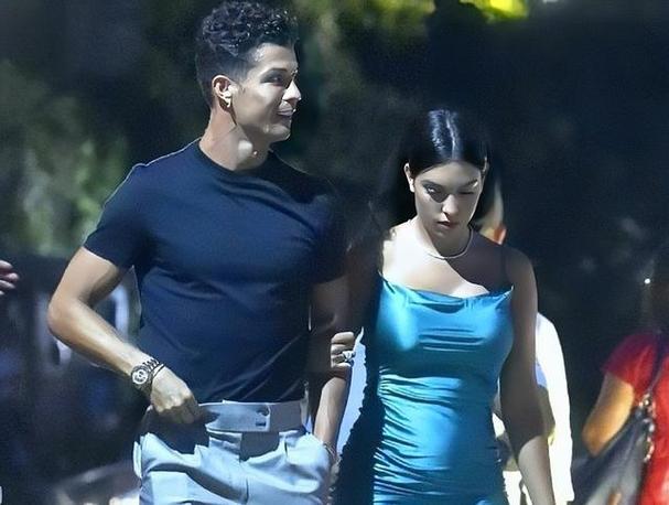 揭秘C罗的婚姻生活:C罗有几个妻子图片?