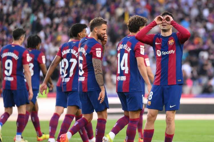 巴塞罗那足球俱乐部主场是哪里？名字叫什么？