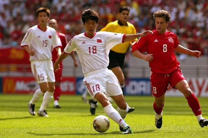 冲击世界杯：中国男足的几次尝试与一次成功