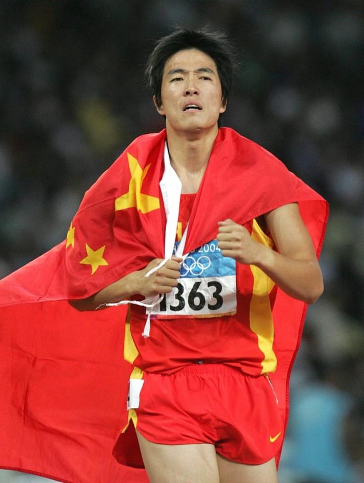 刘翔的国际排名和世界地位如何？他为中国体育争得了哪些荣誉？
