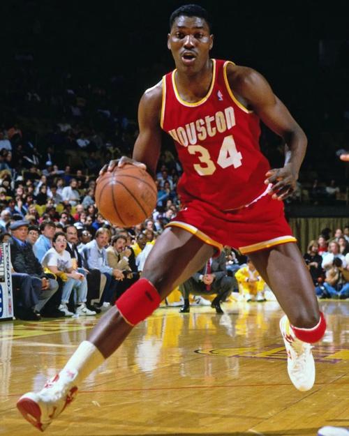 NBA著名球星有哪些？盘点那些闪耀球场的超级巨星