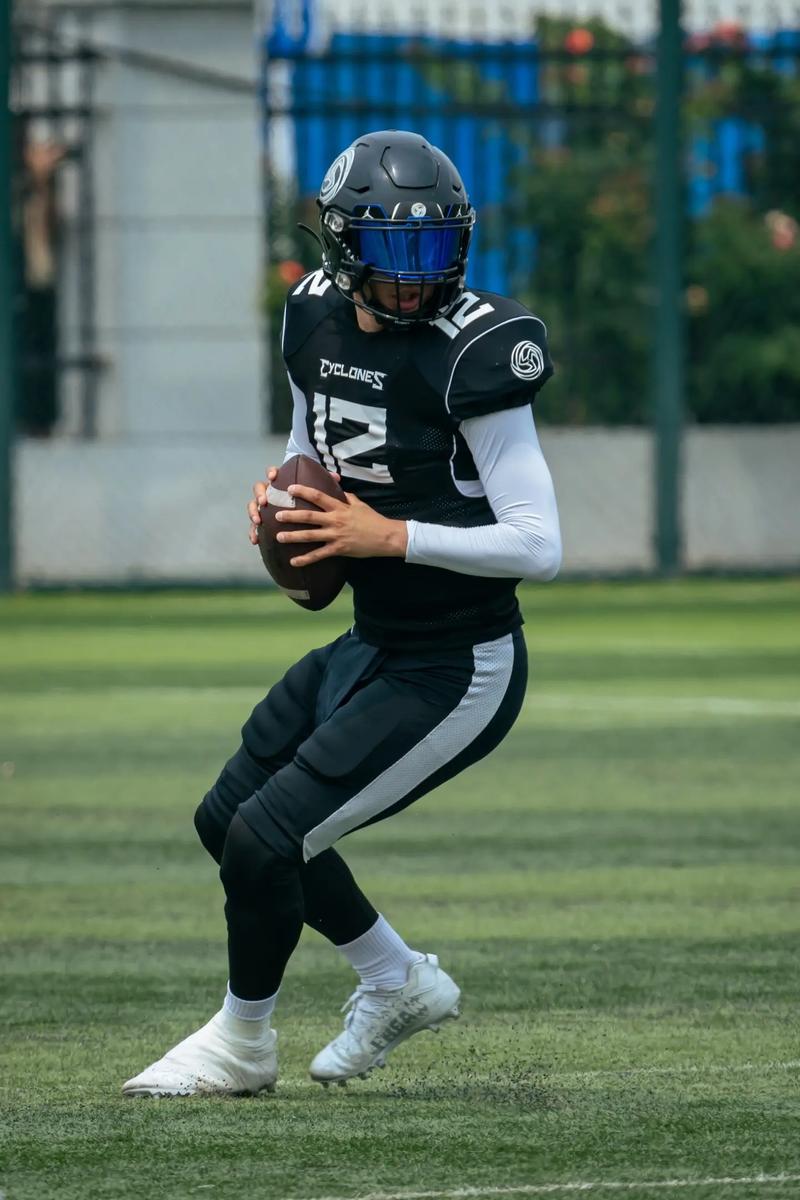 橄榄球比赛危险吗？会不会真的撞死人？