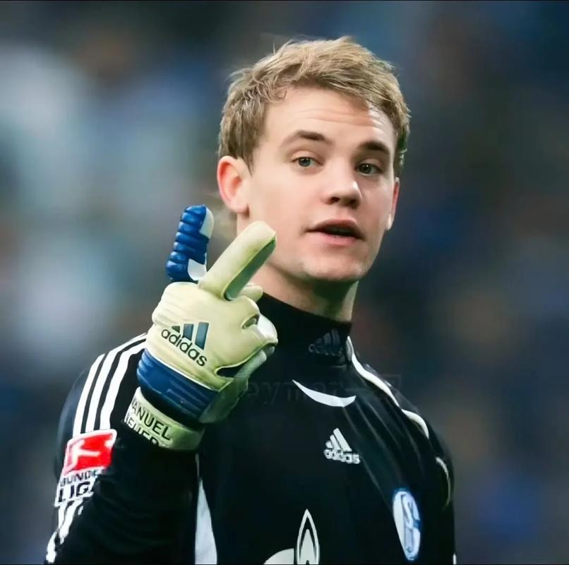 诺伊尔vs卡恩:两位传奇门将谁更胜一筹?