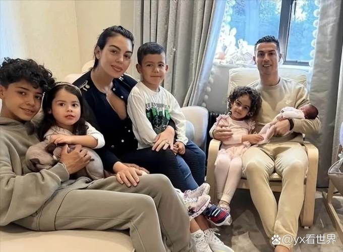 C罗的5个孩子都是谁？儿子和女儿分别有多少个？