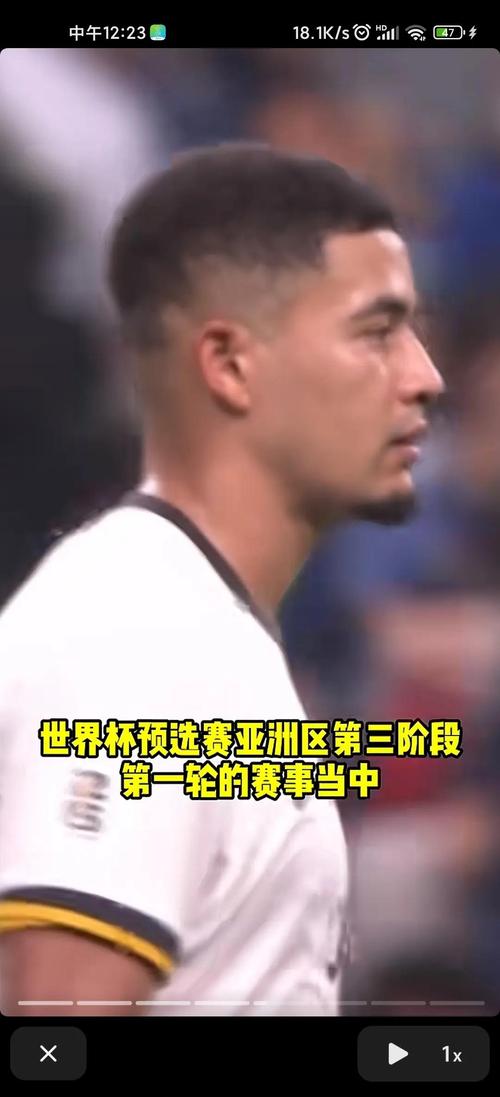 令人心痛！国足0比1输给日本，球迷泪洒现场
