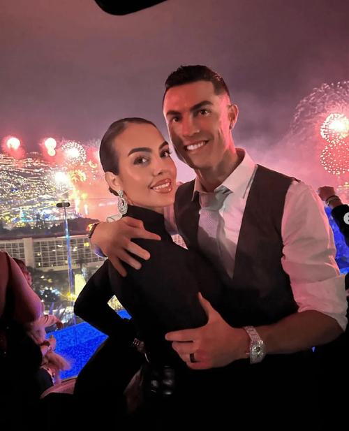 细数C罗的家庭成员：几个孩子几个老婆？