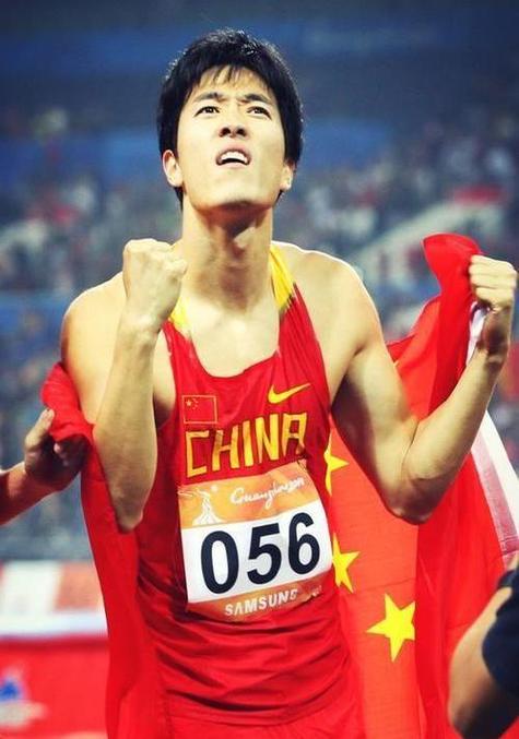 刘翔的国际排名和世界地位如何？他为中国体育争得了哪些荣誉？